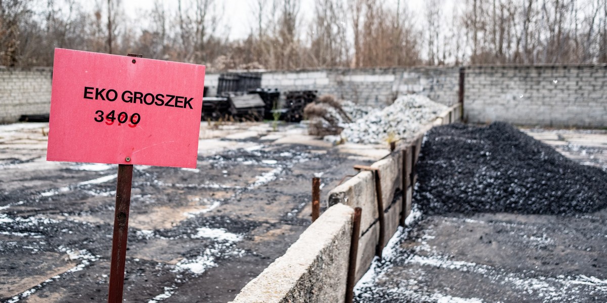 Skład węgla w Poznaniu, gdzie sprzedawany jest opał z rządową dopłatą.