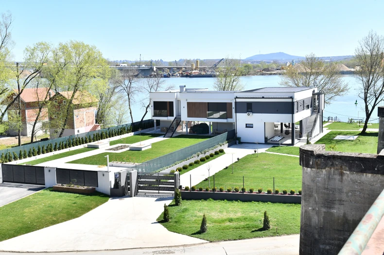 Dajana Tripunović kuća na obali reke