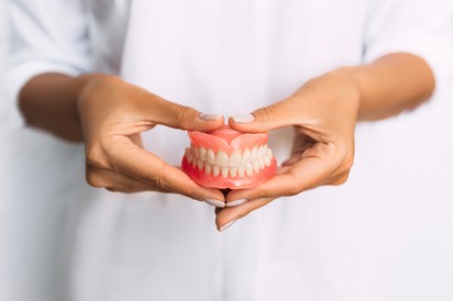 Műfogsor-stomatitis: oka, tünetei, kezelése és veszélyei