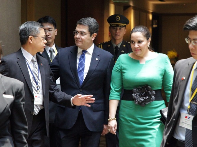 Juan Orlando Hernandez Alvarado  Ana Rosalinda Garcia Hernandez