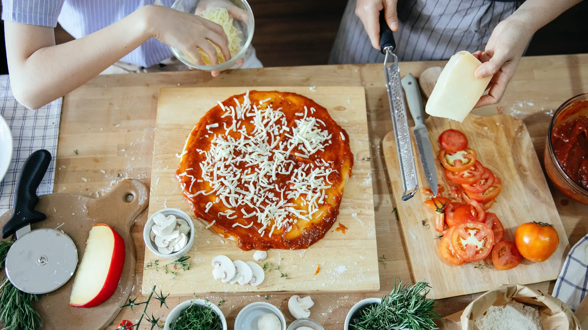 Domowa pizza na cienkim cieście. Bez wyrabiania i superchrupiąca!