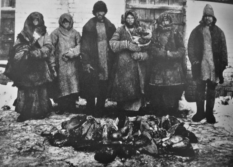 Chłopi z Buzułuka nadwołżańskiego i szczątki ludzi, których zjedli podczas rosyjskiego głodu w latach 1921–1922