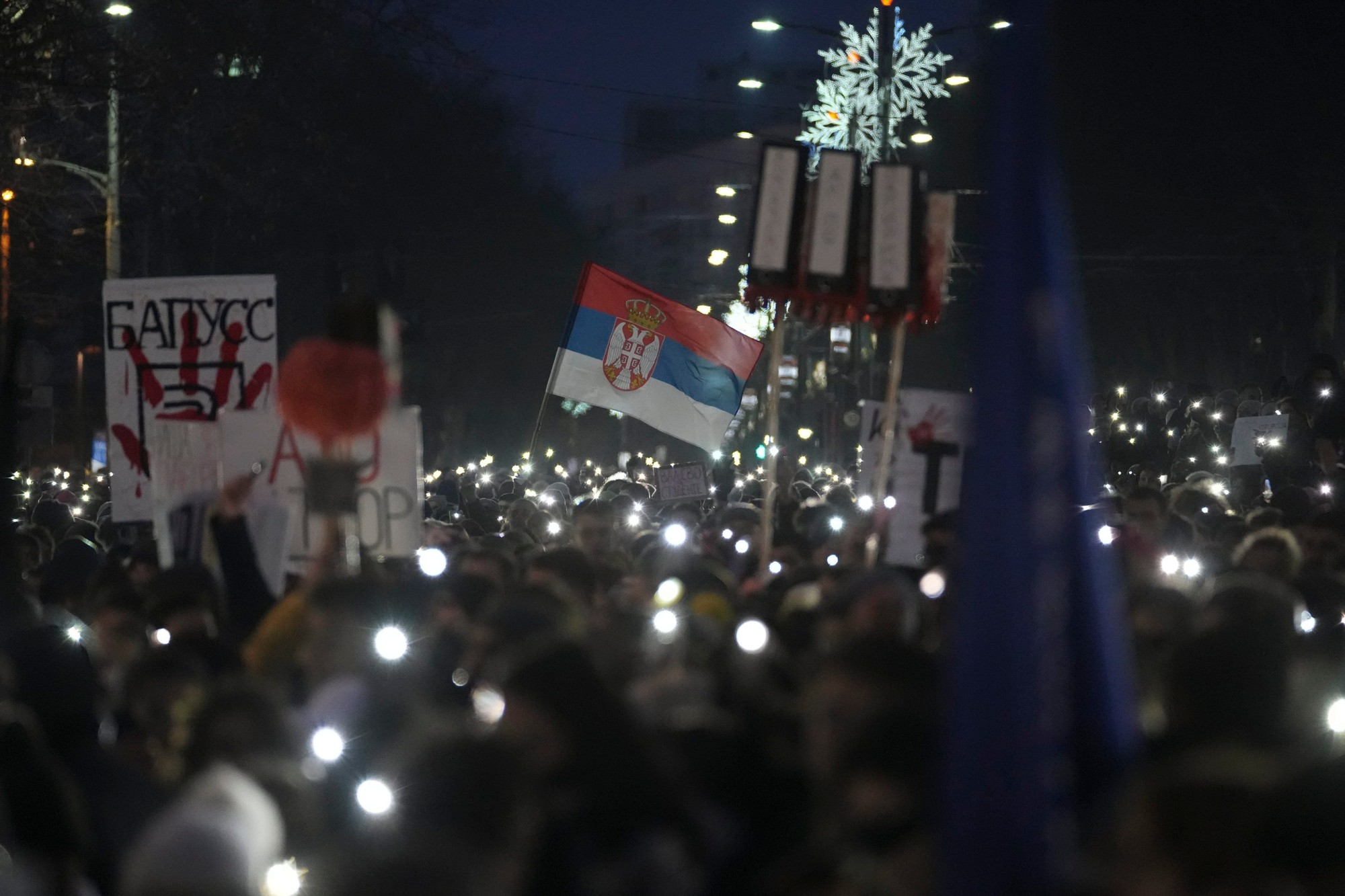 Tisíce ľudí protestovali v Belehrade proti korupcii. 