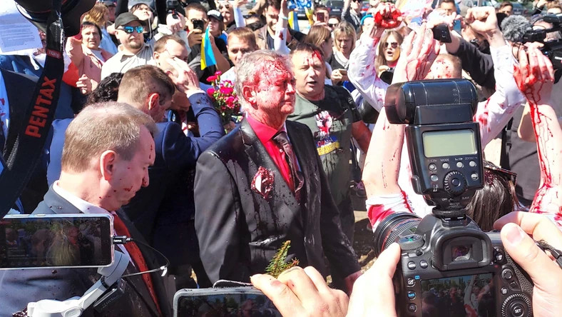 9 maja 2022 r. ambasador Rosji Siergiej Andriejew został oblany czerwoną farbą.