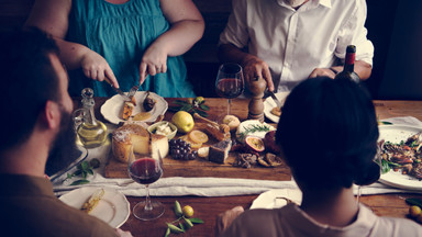 Pora jedzenia kolacji może mieć związek z zachorowaniem na raka. Interesujące wyniki badań