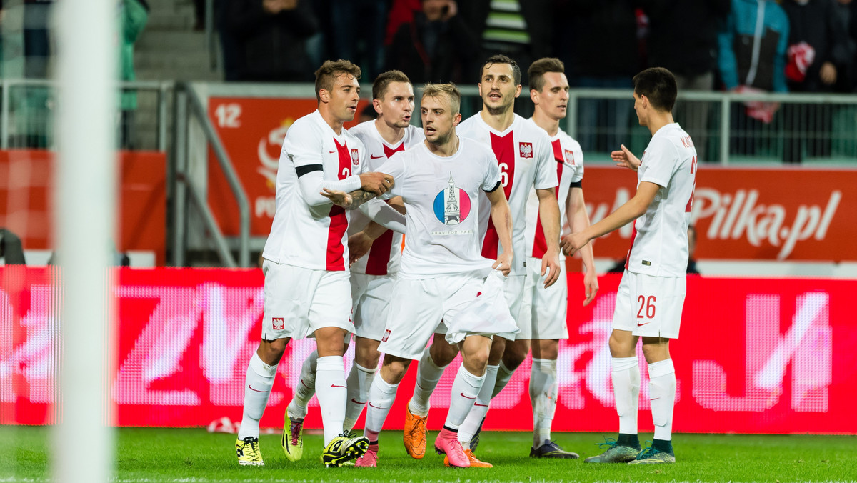Piłkarska reprezentacja Polski zaliczyła kolejny awans w rankingu FIFA. W najnowszym notowaniu Biało-Czerwoni zajmują 34. miejsce, co oznacza awans w stosunku do poprzedniego o cztery lokaty.