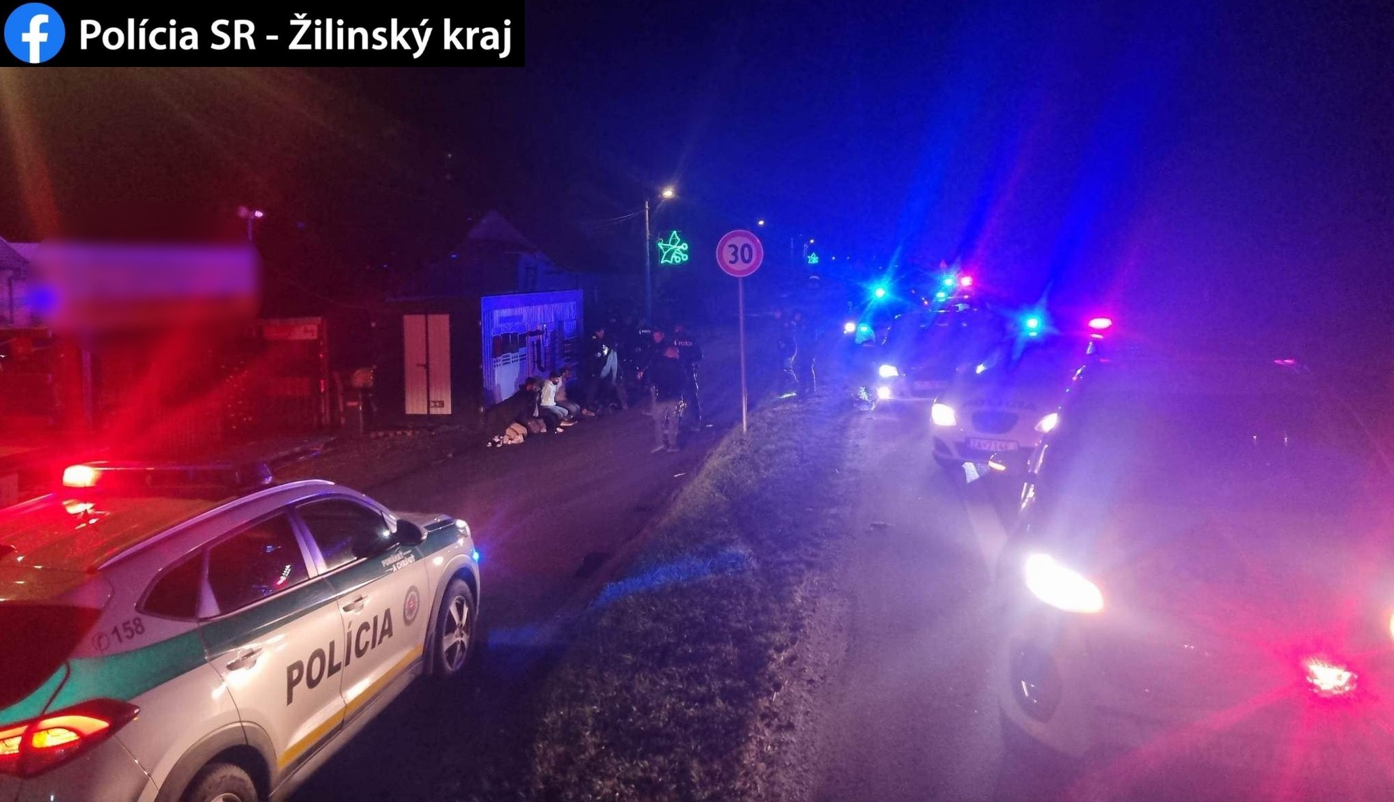 Na Kysuciach zadržala vodiča, ktorý viezol piatich migrantov.