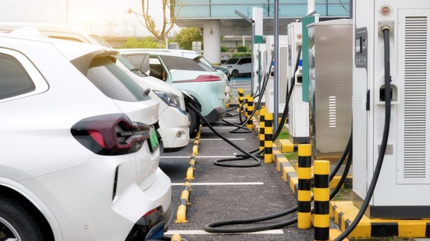 samochód elektryczny ładowanie ładowarka