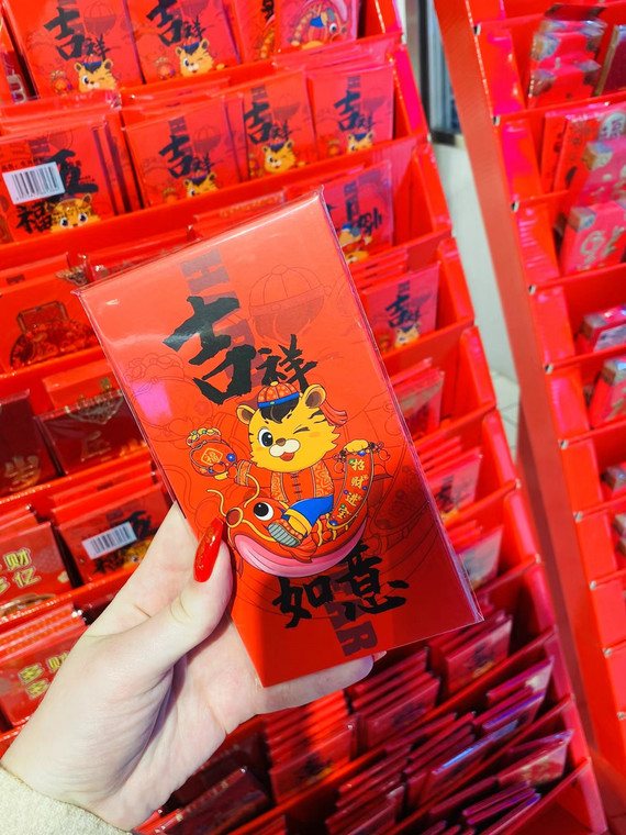 Czerwone koperty hong bao, w których Chińczycy dają sobie pieniądze na święta.