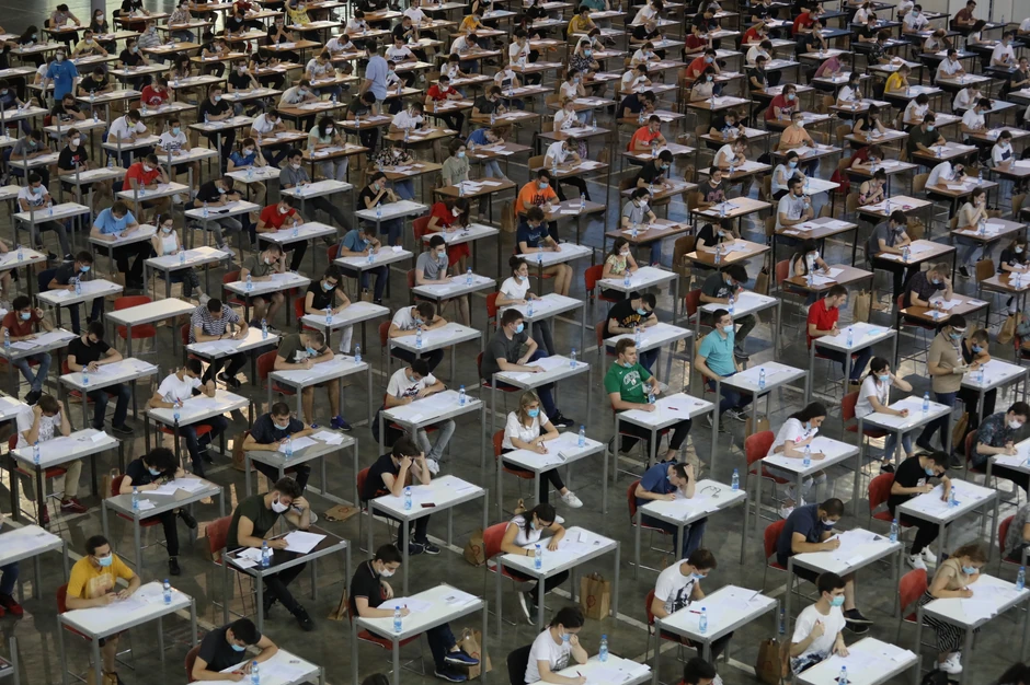 Može se čak desiti da zbog toga što ne polože razredni ispit, odnosno maturski, maturanti propuste prvi upisni rok na fakultetima