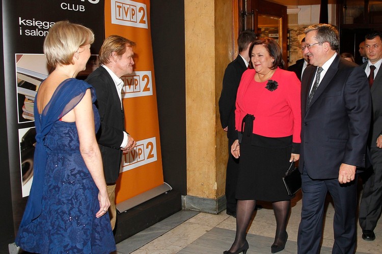 Połączenie klasycznej czerni z żywym odcieniem różu dało świetny efekt.