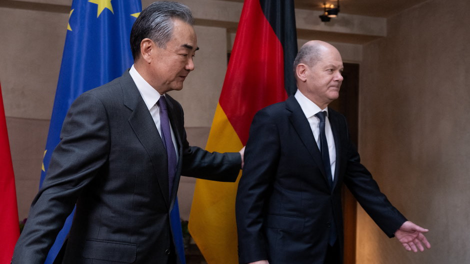Minister spraw zagranicznych Chin Wang Yi i kanclerz Niemiec Olaf Scholz podczas Monachijskiej Konferencji Bezpieczeństwa, luty 2024 r.