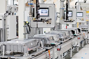 Dotacja od UE albo współpraca z chińskimi firmami. Bruksela stawia twarde warunki producentom akumulatorów do EV