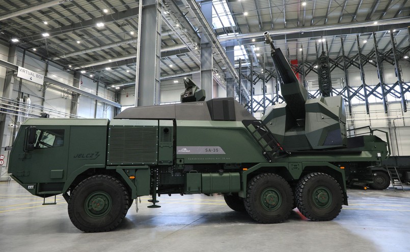 Jelcz 3. generacji posłużył za platformę dla samobieżnej armaty SA-35 kalibru 35 mm