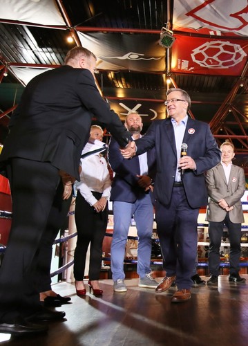 Prezydent Komorowski o głosy słynnych sportowców walczył w ringu