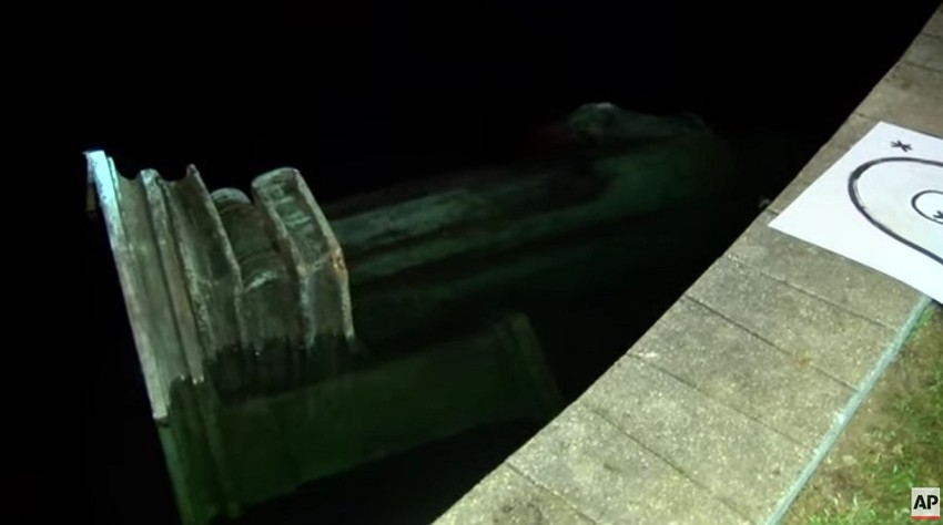 Kolumbova statua bačena u jezero u Virdžiniji