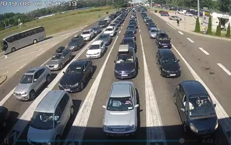 Nešto bolja situacija je na ulazu na Horgošu, oko 60 minuta traju zadržavanja