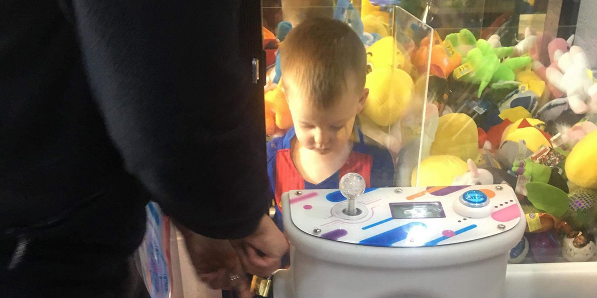 Anglia: Dziecko utknęło w automacie z zabawkami