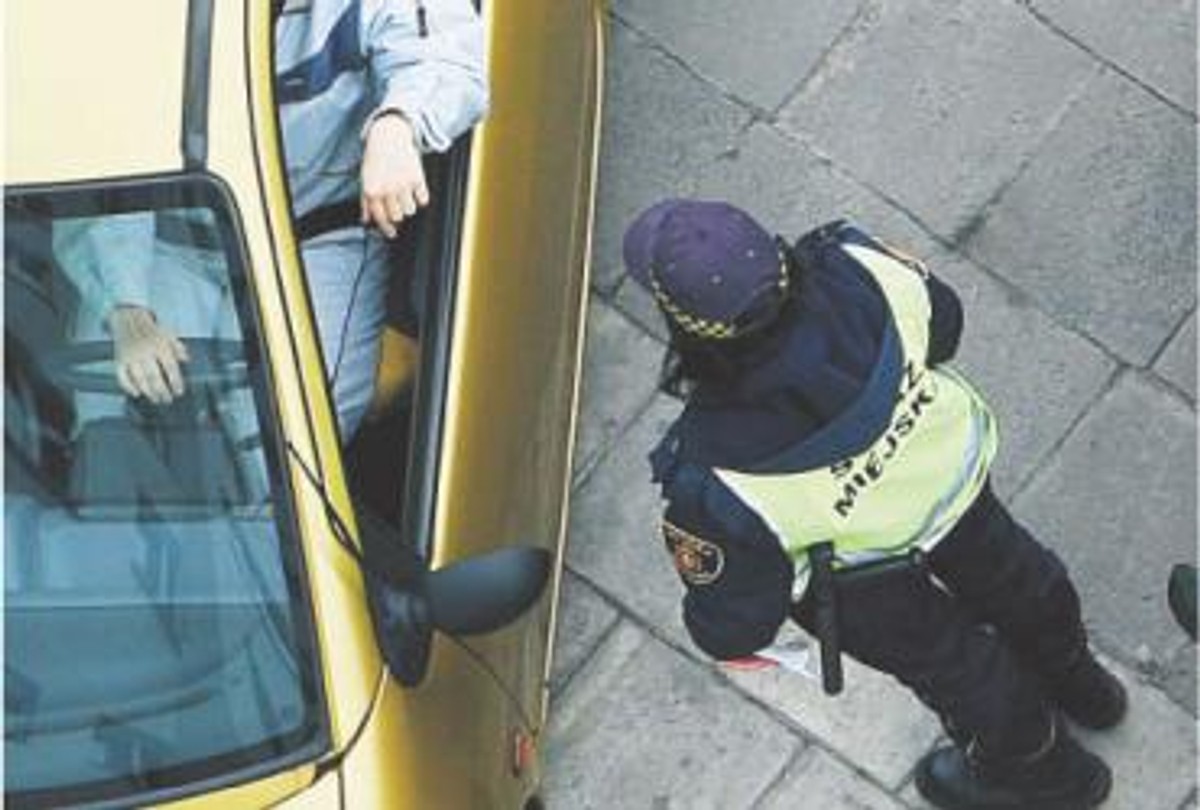 Mandat za wycieraczką jest legalny Fot. Rigamonti/Reporter