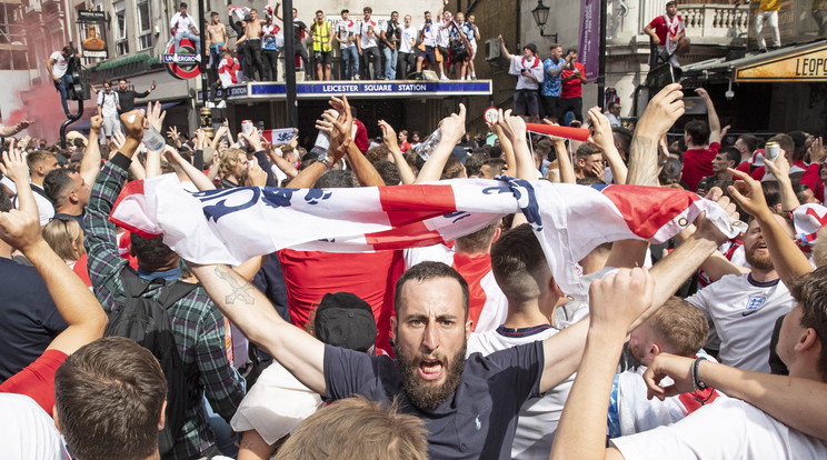 Az angolok minden áron be akartak jutni a stadionba. / Fotó: EPA/Joshua Bratt