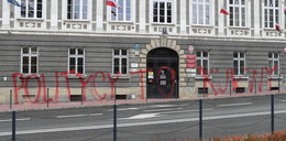 Bulwersujący napis na ścianie urzędu w Tarnowie. "Politycy to k..."