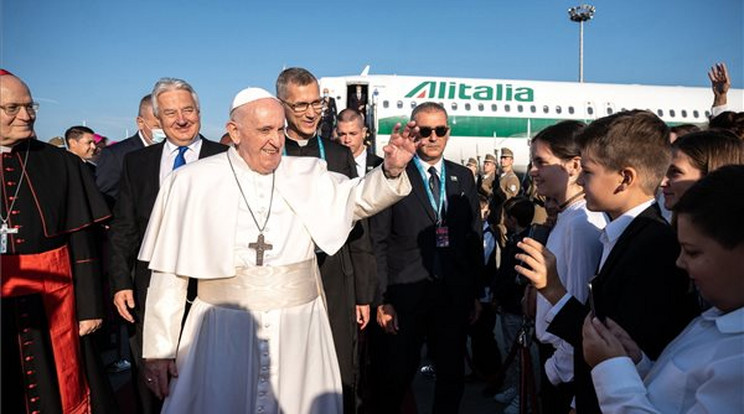 Ferenc pápa megérkezik a Liszt Ferenc-repülőtérre 2021. szeptember 12-én / Fotó:  MTI/Miniszterelnökség/Botár Gergely