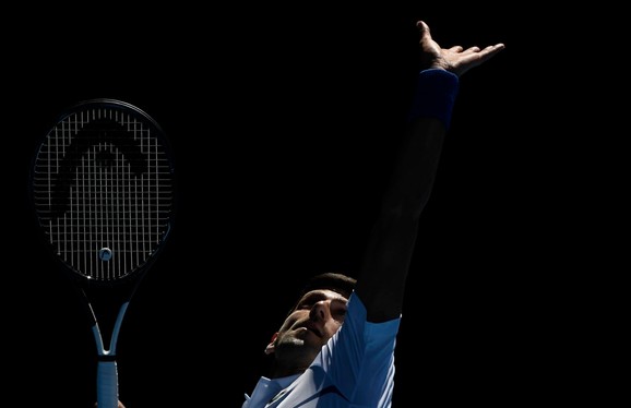 Novak Đoković servira na meču sa Denisom Šapovalovim
