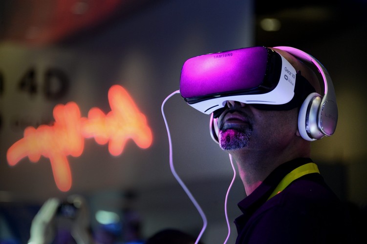 Samsung zaprezentował także jeden z projektów Creative Lab oparty na Samsung Gear VR oraz kontrolerze ruchu. Rink to zaawansowany kontroler ruchu przeznaczony do urządzeń mobilnych VR, który oferuje bardziej intuicyjny i dopracowany w szczegółach sposób interakcji z elementami wirtualnego świata. Możliwość intuicyjnego sterowania grą lub treściami w wirtualnej rzeczywistości wyłącznie za pomocą rąk pozwala użytkownikom na uzyskanie znacznie głębszego 