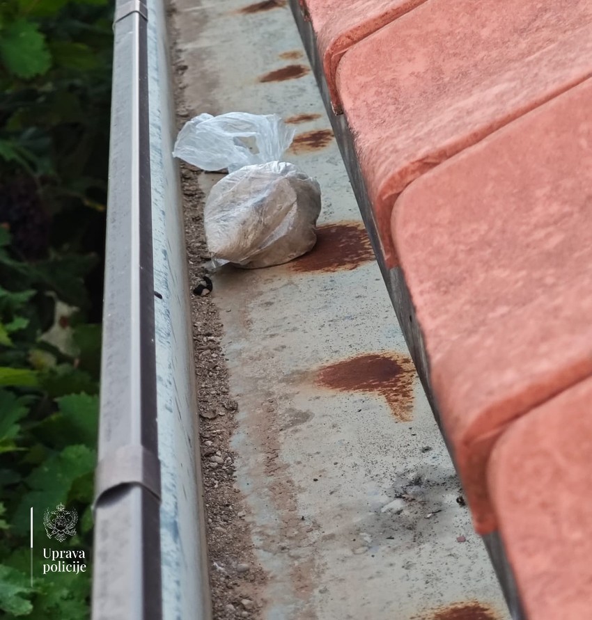 Pronađena droga koja je bačena kroz prozor