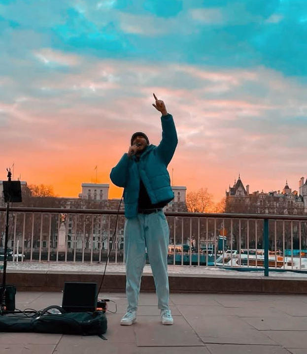 Deana mohli ľudia vidieť spievať v uliciach Londýna.