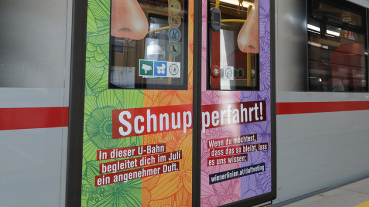 <strong>Latem w wiedeńskim metrze zapachniało perfumami. Władze austriackiej stolicy rozpoczęły w lipcu pilotażowy projekt mający na celu poprawę zapachu w metrze. W czterech pociągach linii U1 i U6, w trakcie jazdy rozpylane są przyjemne zapachy, a pasażerowie mogą poprzez internetową ankietę zdecydować, czy projekt im się podoba i czy powinien być kontynuowany.</strong>