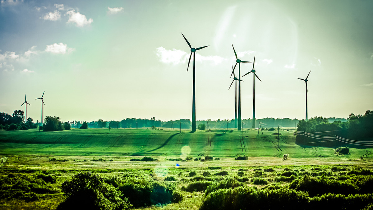 Pierwszą umowę na dofinansowanie inwestycji związanych z odnawialnymi źródłami energii w proekologicznym programie "EWA plus" podpisano dziś w Olsztynie. Pożyczkobiorcy, planując inwestycję energetyki odnawialnej do 2018 r., mają do dyspozycji 20 mln zł.
