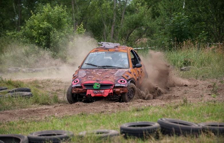 Te auta powinny być na złomie, ale ścigają się w Polskiej Lidze Wraków