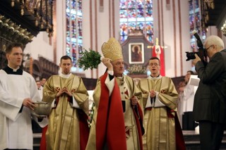 Kardynał Nycz: Przyjmijmy skarb wiary w zmartwychwstanie Chrystusa