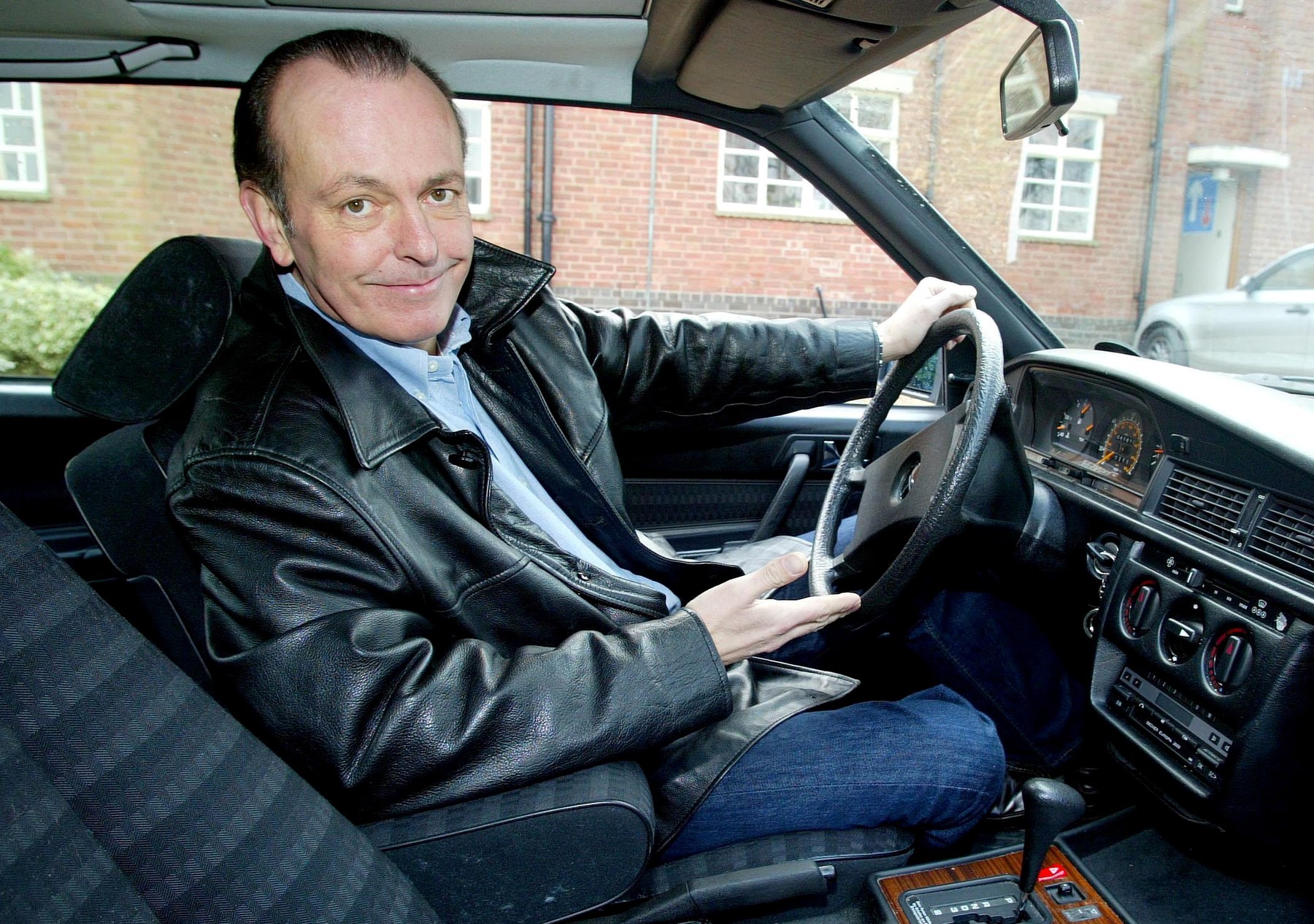 Zomrel moderátor Quentin Willson († 68).