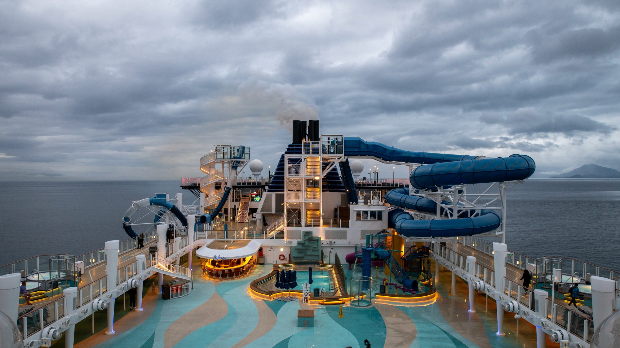 Šokujúci moment z luxusnej plavby sa podarilo zachytiť na video.