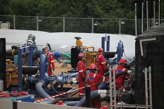 Płyn hydrauliczny wtłaczany w ziemię pod dużym ciśnieniem, tworzy się sieć szczelin o przeciętnej szerokości 1-2 milimetrów. Piasek, zawarty w płynie, wnika w szczeliny, uniemożliwiając ich ponowne zamknięcie. Średni zasięg stworzonej w ten sposób szczeliny to ok. 60 metrów.