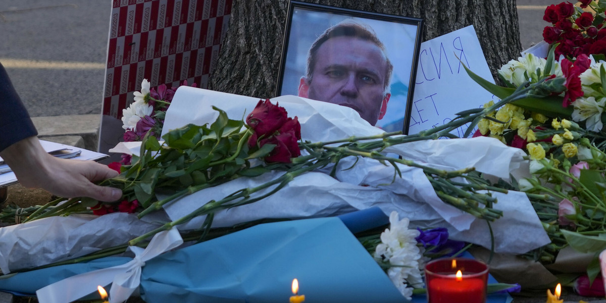 Protestujący składają kwiaty obok zdjęcia Aleksieja Nawalnego przed ambasadą Rosji w Belgradzie. Serbia, 16 lutego 2024 r.