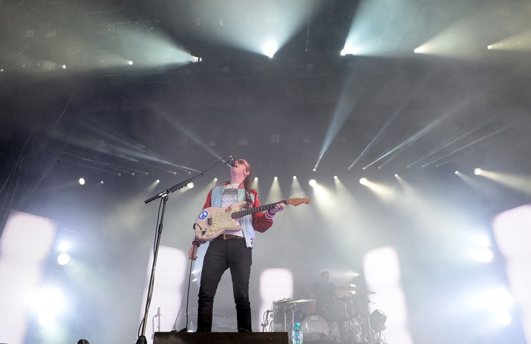 Alex Trimble, wokalista irlandzkiej grupy Two Door Cinema Club podczas koncertu w drugim dniu Orange Warsaw Festival 2017 w Warszawie