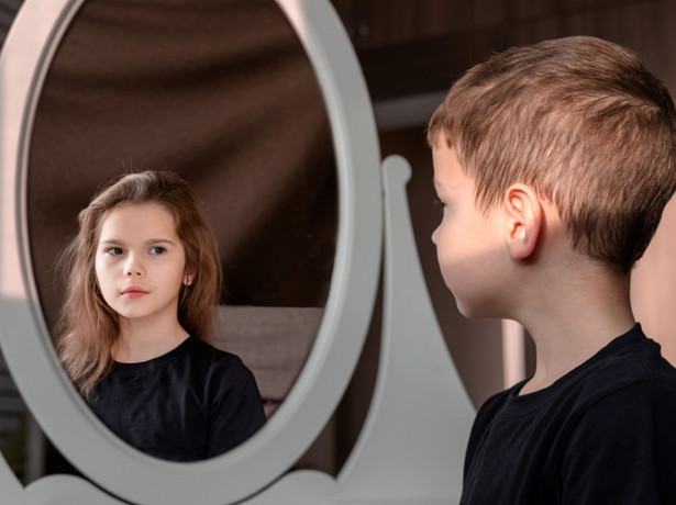 Dziecko przegląda się w lustrze. Płeć
