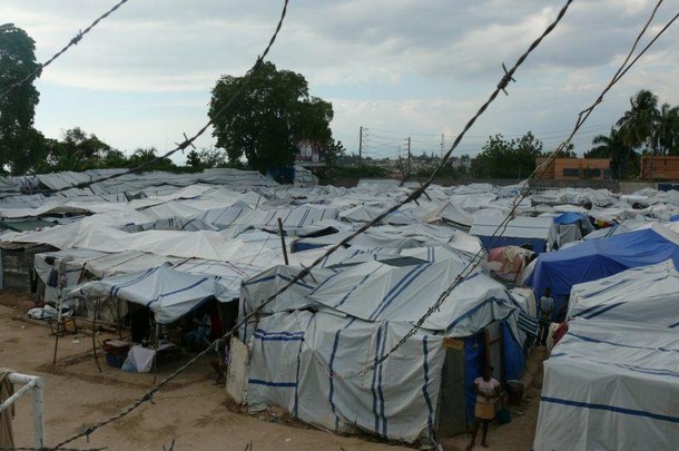 Haiti Caritas Tymczasowe domy w których mieszkają Haitańczycy