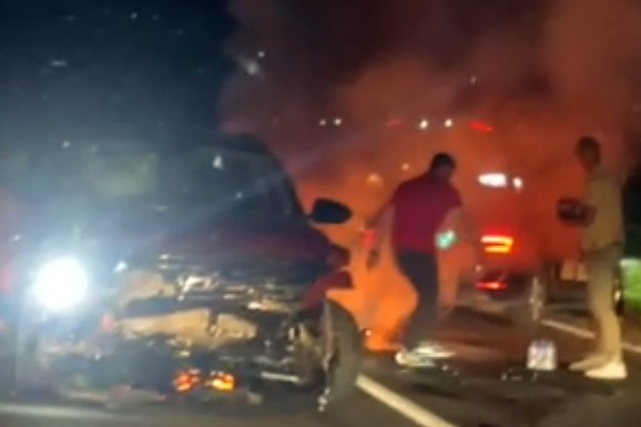 (VIDEO) LANČANI SUDAR MOTOCIKALA I AUTOMOBILA, VOZILA U PLAMENU! Jezivi prizori nesreće na putu kod Podgorice: Ima povređenih