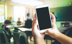 Kim są młodzi cyfrowi? Ekspert: Urodzili się w dobie szklanych ekranów [ROZMOWA]