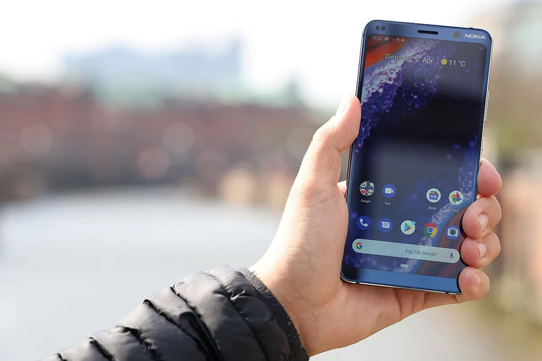 Wyświetlacz Nokii 9 PureView jest zdecydowanie najjaśniejszy – z dużą przewagą nad konkurencją. Telefon nic nie robi sobie z silnego światła słonecznego