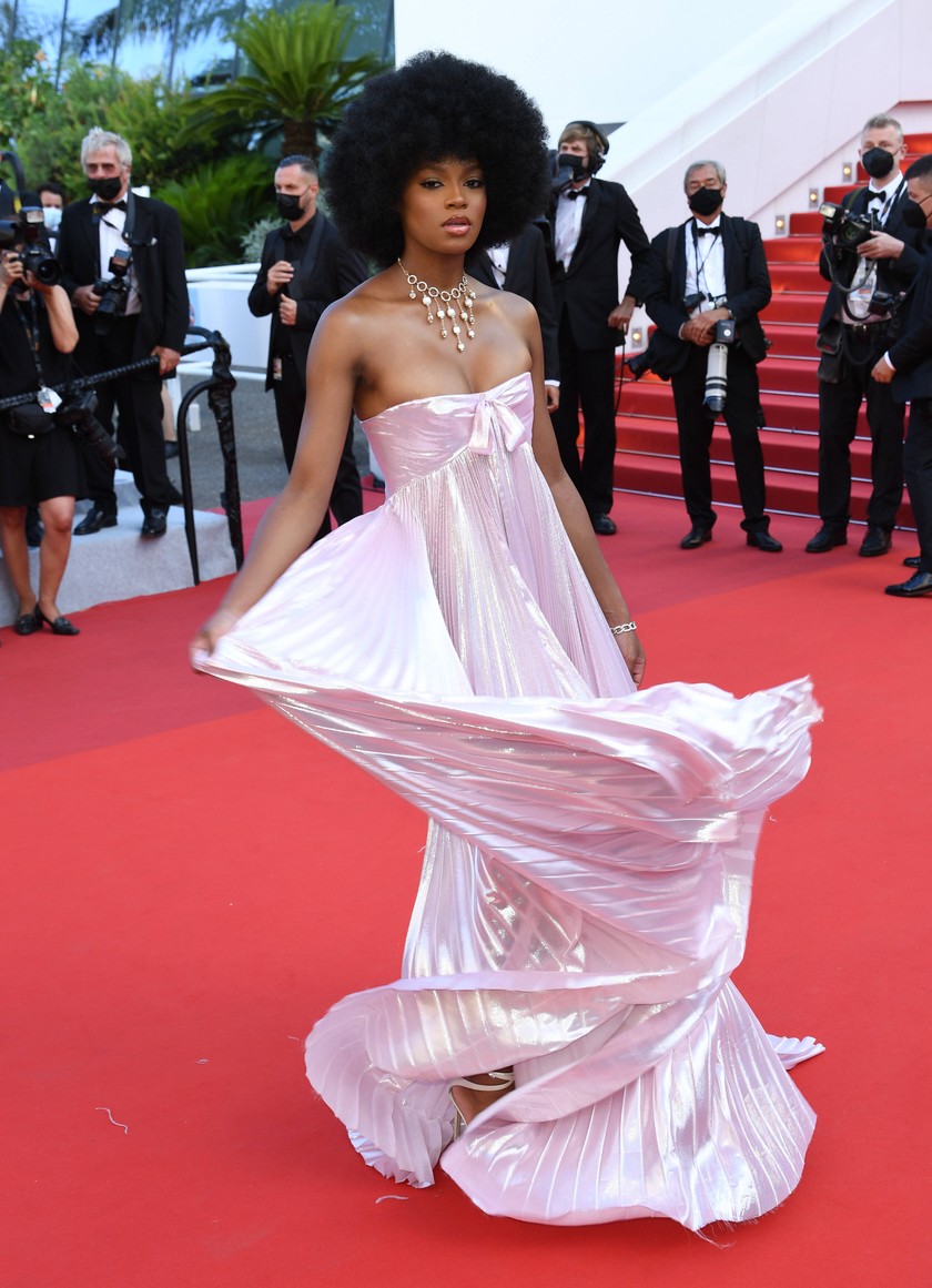 Didi Stone weiss, wie mit ihrem Kleid posieren: Das französische Model schwingt den Stoff ihrer massgeschneiderten Philosophy-Robe.