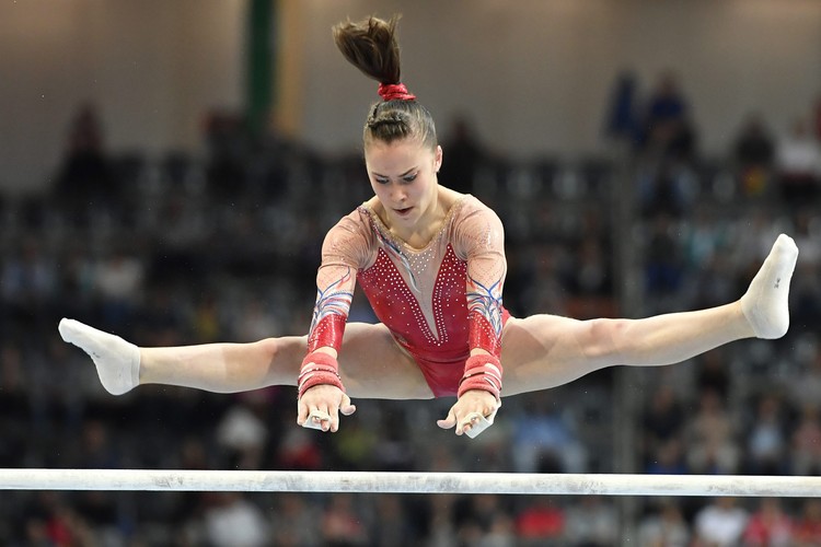 Te piękne dziewczyny zaprzeczają prawom grawitacji