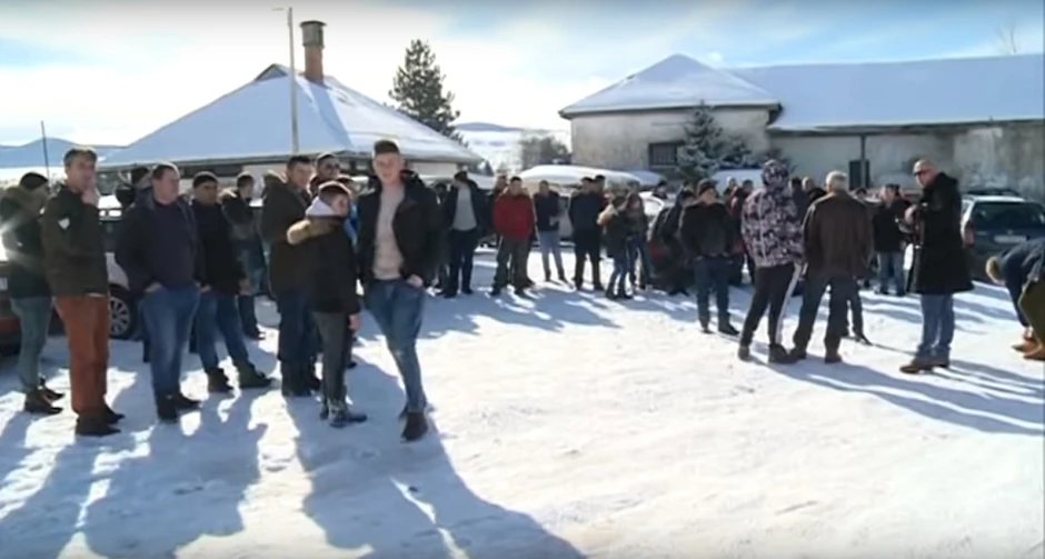 Roditelji ispred škole