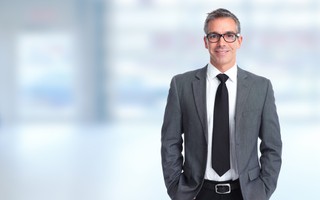 Bogowie uwięzieni w złotych kleszczach: Lepiej mieć niż być?