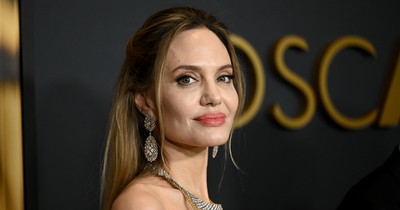 Tiszta Brad Pitt Angelina Jolie 16 éves fia, Knox: együtt jelentek meg egy eseményen, a világ szeme a gyönyörű fiún