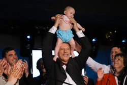 Wybuch radości Korwin-Mikkego, powściągliwy Tusk. Wieczory wyborcze na ZDJĘCIACH